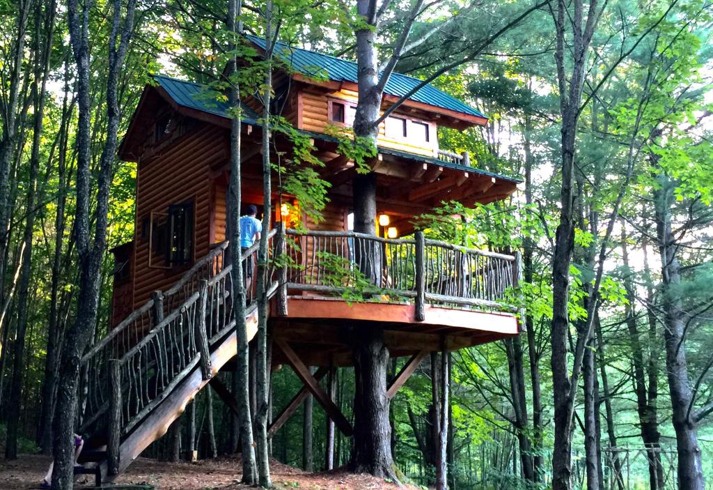 Moose Meadow Lodge Is A Magical Vermont Treehouse Resort You'll Love