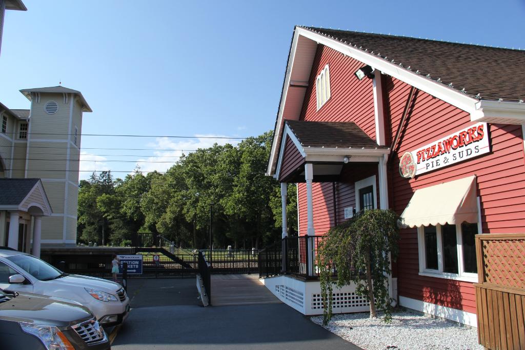 Pizza Works Is An Incredible Family-Friendly Restaurant In Connecticut
