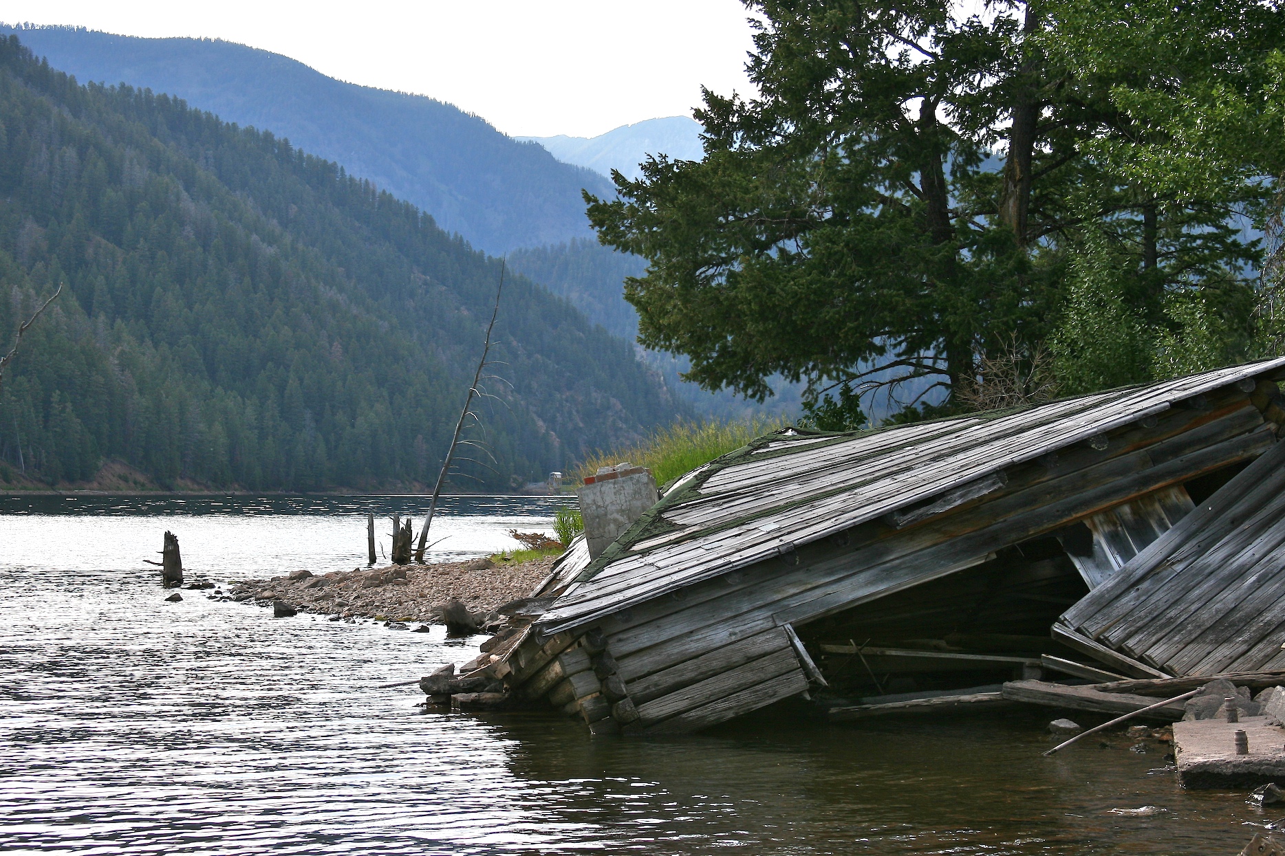 Earthquake Lake In Montana Lake Shows The Remnants Of A Darker Time