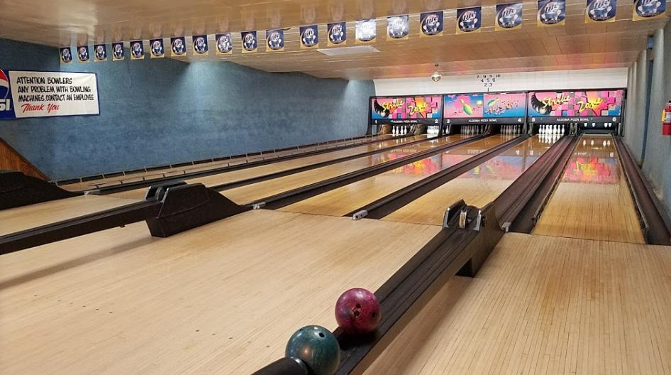 Wisconsin's Bowling Alley Pizzeria That's Fun For The Whole Family