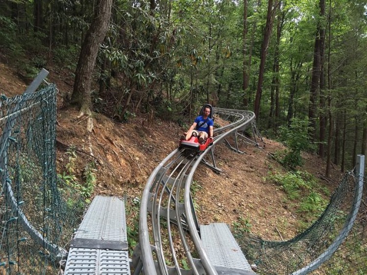 Take A Ride Through Tennessee's Fall Foliage On The Gatlinburg Mountain