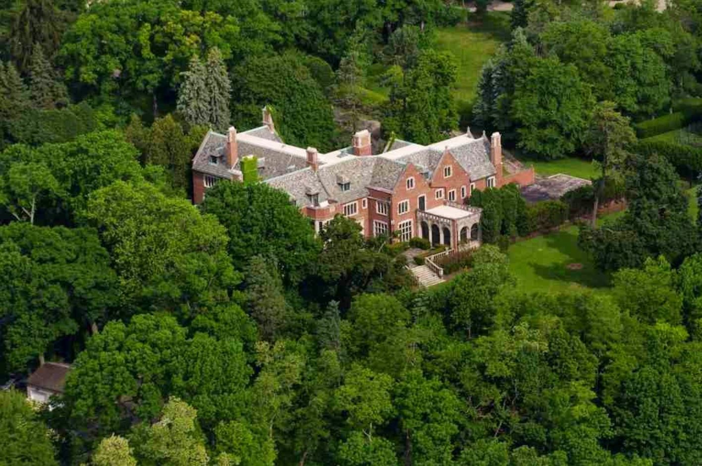 Schweppes Mansion In Lake Forest, Illinois Is A Haunted Mansion