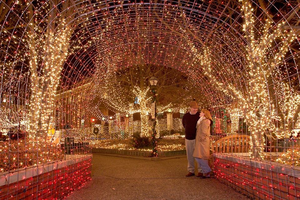 Fayetteville's Downtown Square In Arkansas Is Pure Holiday Magic